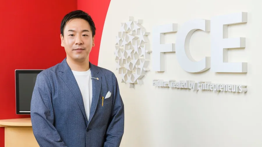 株式会社FCEさま：オフィスエントランスにて
